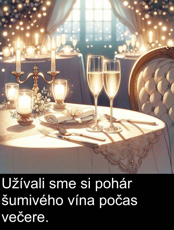 sme: Užívali sme si pohár šumivého vína počas večere.