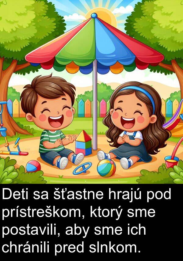 slnkom: Deti sa šťastne hrajú pod prístreškom, ktorý sme postavili, aby sme ich chránili pred slnkom.