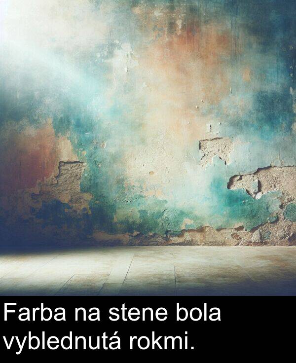 rokmi: Farba na stene bola vyblednutá rokmi.