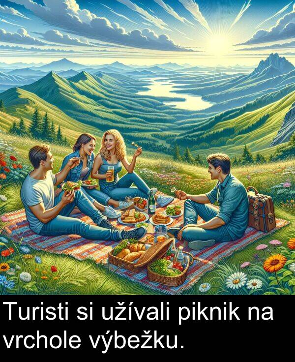 vrchole: Turisti si užívali piknik na vrchole výbežku.