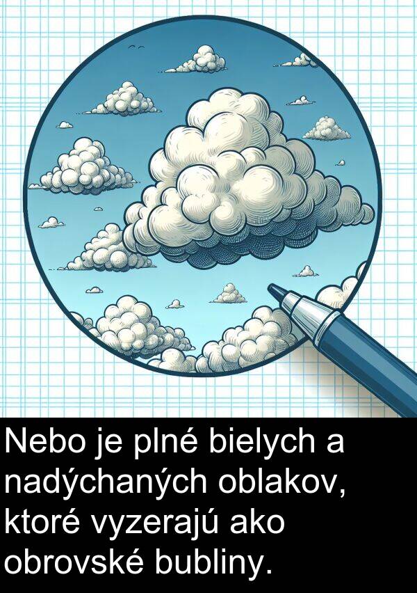 oblakov: Nebo je plné bielych a nadýchaných oblakov, ktoré vyzerajú ako obrovské bubliny.