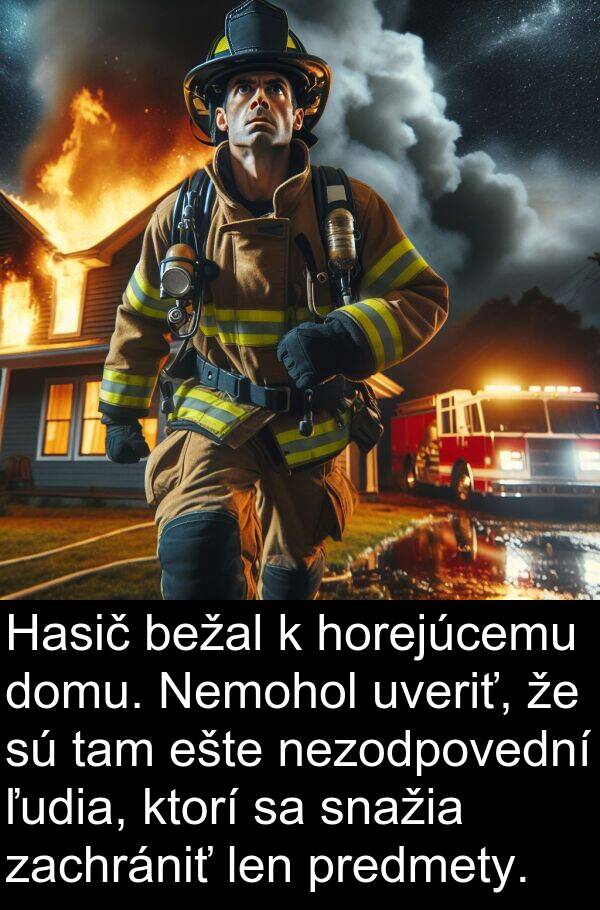 snažia: Hasič bežal k horejúcemu domu. Nemohol uveriť, že sú tam ešte nezodpovední ľudia, ktorí sa snažia zachrániť len predmety.