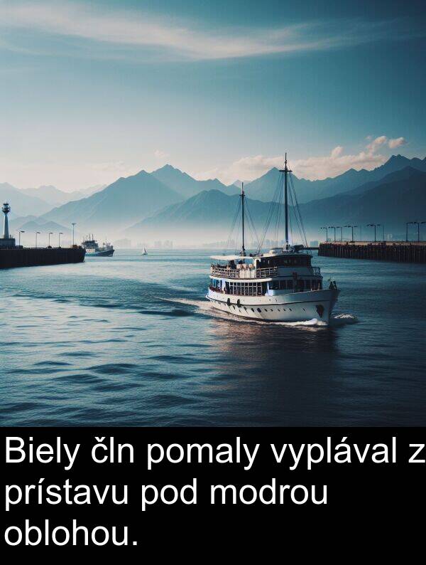 oblohou: Biely čln pomaly vyplával z prístavu pod modrou oblohou.