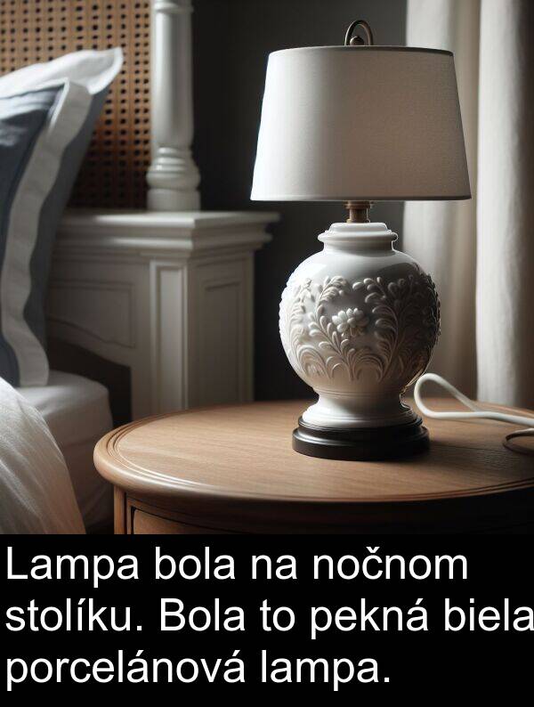 lampa: Lampa bola na nočnom stolíku. Bola to pekná biela porcelánová lampa.