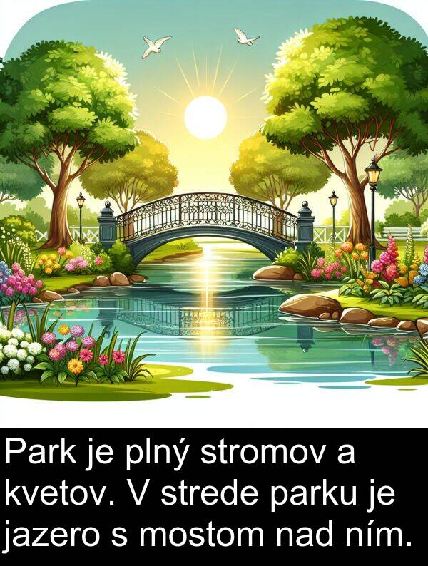 jazero: Park je plný stromov a kvetov. V strede parku je jazero s mostom nad ním.
