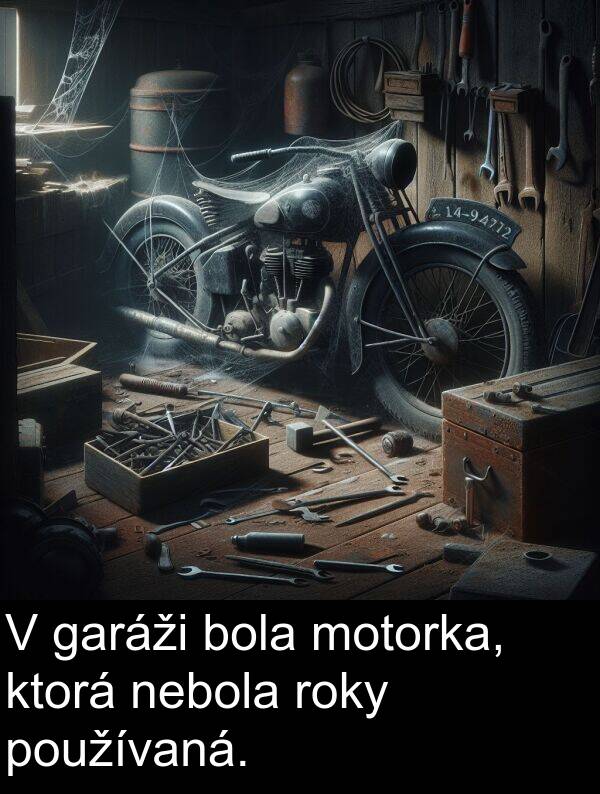 nebola: V garáži bola motorka, ktorá nebola roky používaná.