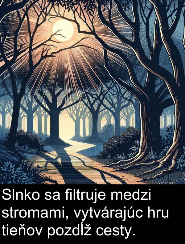 vytvárajúc: Slnko sa filtruje medzi stromami, vytvárajúc hru tieňov pozdĺž cesty.