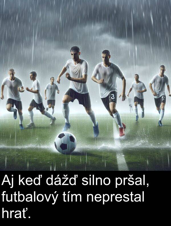 hrať: Aj keď dážď silno pršal, futbalový tím neprestal hrať.