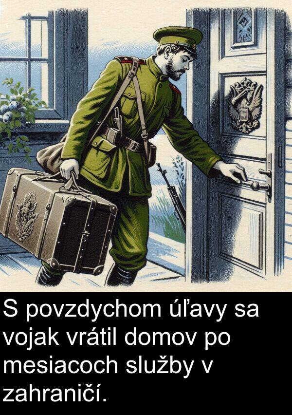 vrátil: S povzdychom úľavy sa vojak vrátil domov po mesiacoch služby v zahraničí.