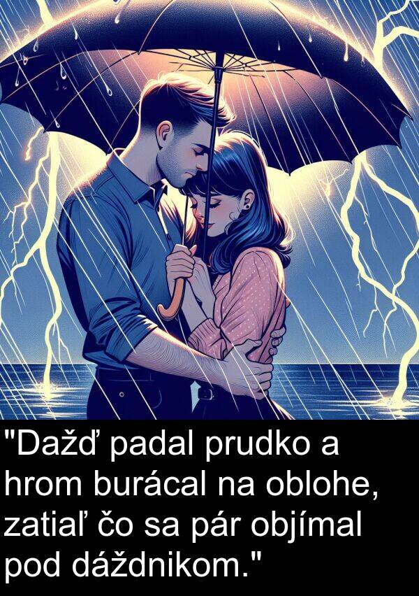 oblohe: "Dažď padal prudko a hrom burácal na oblohe, zatiaľ čo sa pár objímal pod dáždnikom."