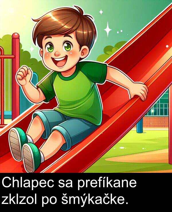 šmýkačke: Chlapec sa prefíkane zklzol po šmýkačke.
