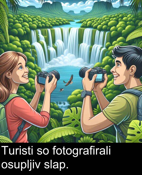 slap: Turisti so fotografirali osupljiv slap.