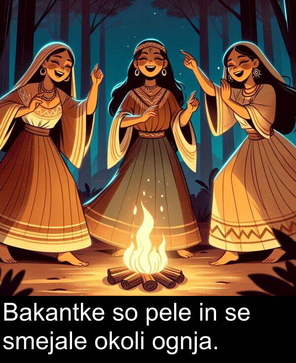 ognja: Bakantke so pele in se smejale okoli ognja.