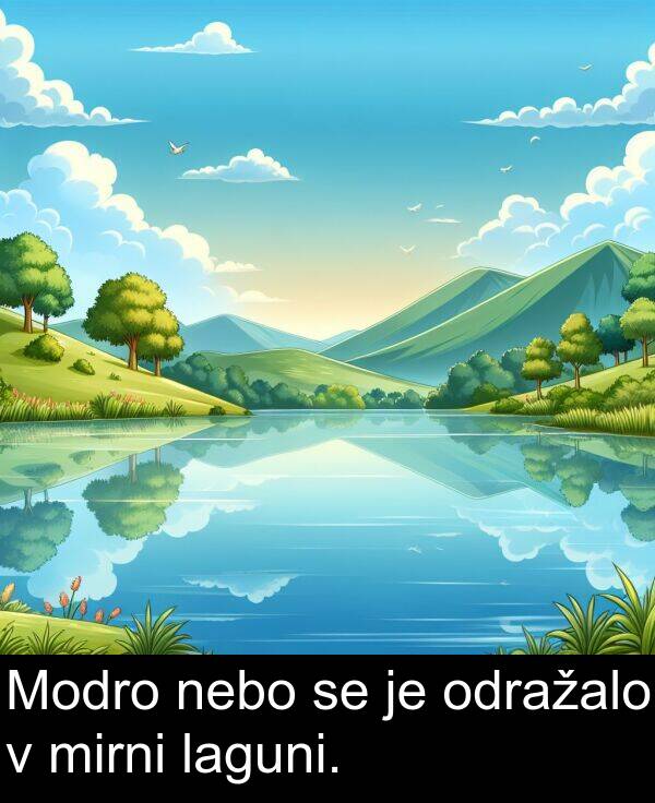 laguni: Modro nebo se je odražalo v mirni laguni.