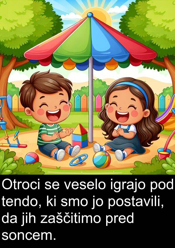 soncem: Otroci se veselo igrajo pod tendo, ki smo jo postavili, da jih zaščitimo pred soncem.