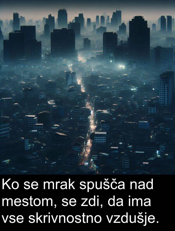 nad: Ko se mrak spušča nad mestom, se zdi, da ima vse skrivnostno vzdušje.