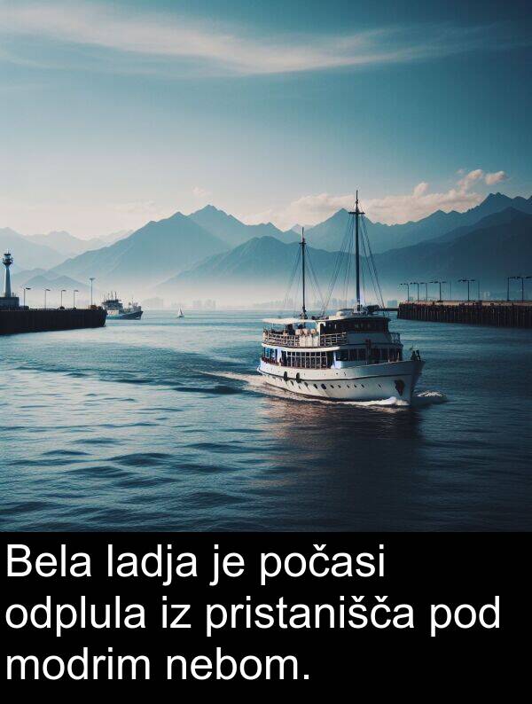 ladja: Bela ladja je počasi odplula iz pristanišča pod modrim nebom.