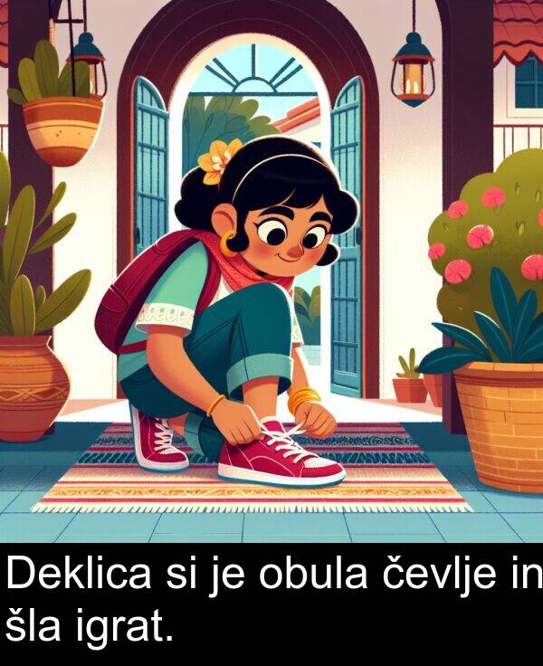 šla: Deklica si je obula čevlje in šla igrat.