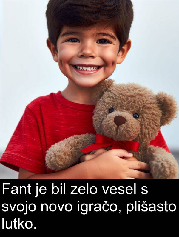 novo: Fant je bil zelo vesel s svojo novo igračo, plišasto lutko.