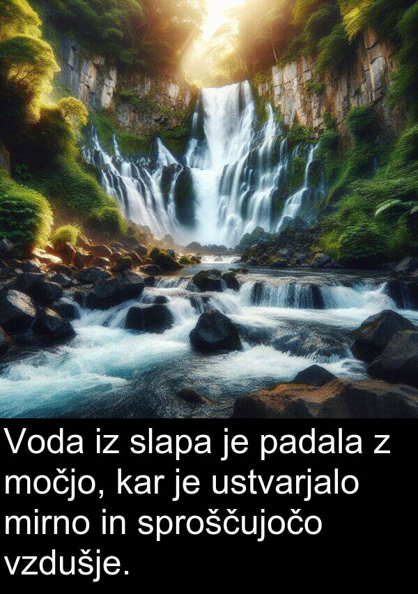 padala: Voda iz slapa je padala z močjo, kar je ustvarjalo mirno in sproščujočo vzdušje.