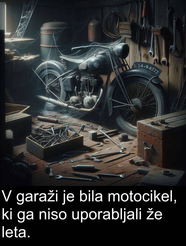 motocikel: V garaži je bila motocikel, ki ga niso uporabljali že leta.