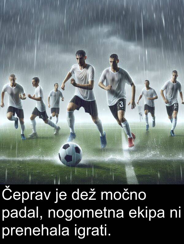 ekipa: Čeprav je dež močno padal, nogometna ekipa ni prenehala igrati.