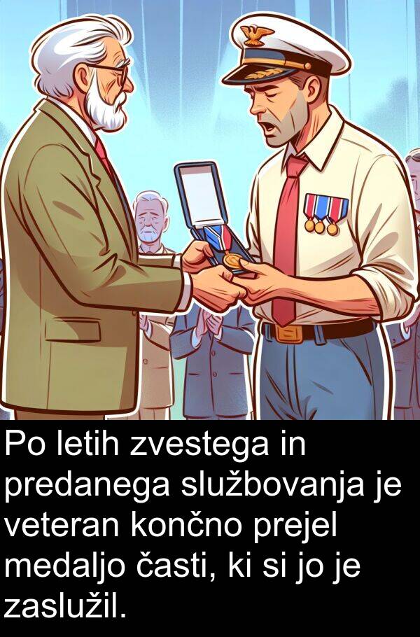 končno: Po letih zvestega in predanega službovanja je veteran končno prejel medaljo časti, ki si jo je zaslužil.