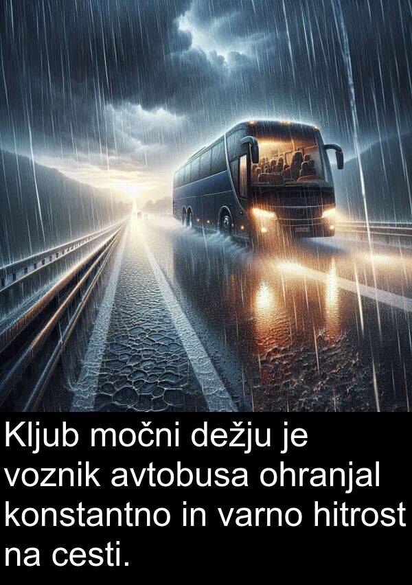 cesti: Kljub močni dežju je voznik avtobusa ohranjal konstantno in varno hitrost na cesti.