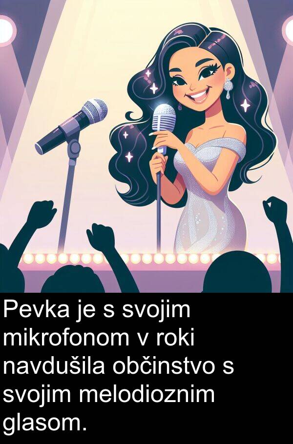 glasom: Pevka je s svojim mikrofonom v roki navdušila občinstvo s svojim melodioznim glasom.
