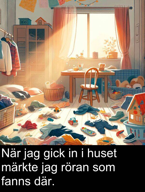 fanns: När jag gick in i huset märkte jag röran som fanns där.