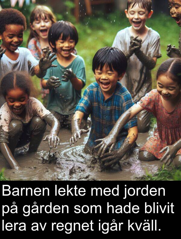 gården: Barnen lekte med jorden på gården som hade blivit lera av regnet igår kväll.