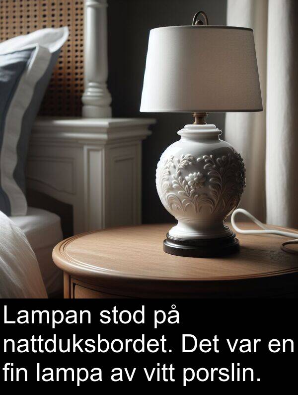 lampa: Lampan stod på nattduksbordet. Det var en fin lampa av vitt porslin.