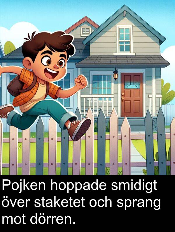 hoppade: Pojken hoppade smidigt över staketet och sprang mot dörren.