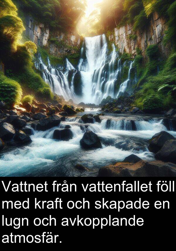 lugn: Vattnet från vattenfallet föll med kraft och skapade en lugn och avkopplande atmosfär.