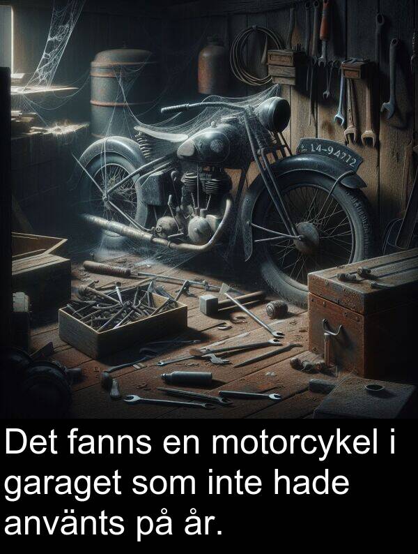 fanns: Det fanns en motorcykel i garaget som inte hade använts på år.