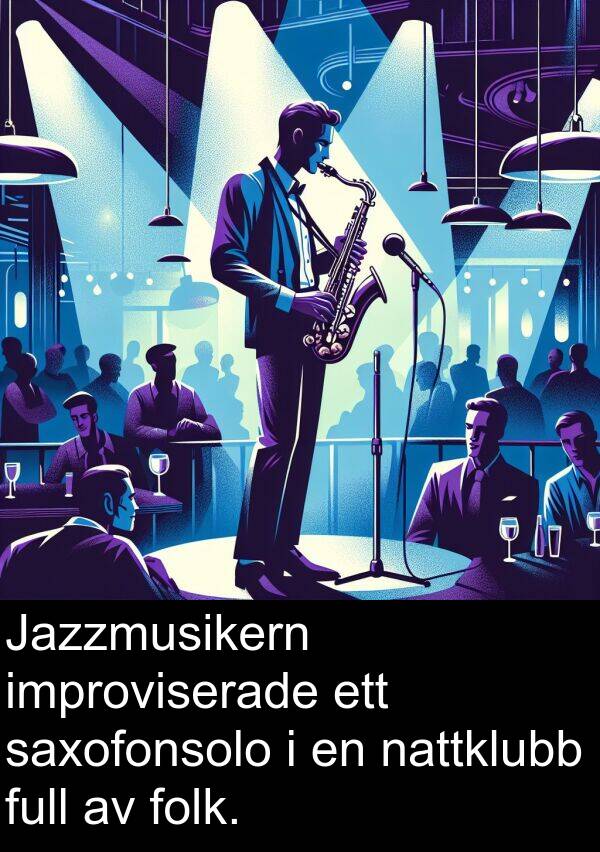 improviserade: Jazzmusikern improviserade ett saxofonsolo i en nattklubb full av folk.