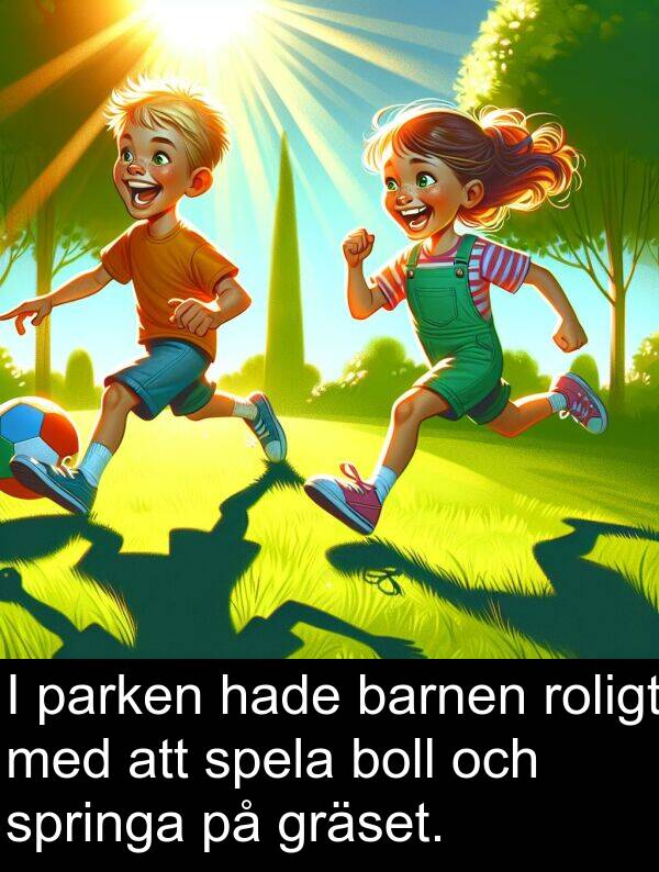 barnen: I parken hade barnen roligt med att spela boll och springa på gräset.