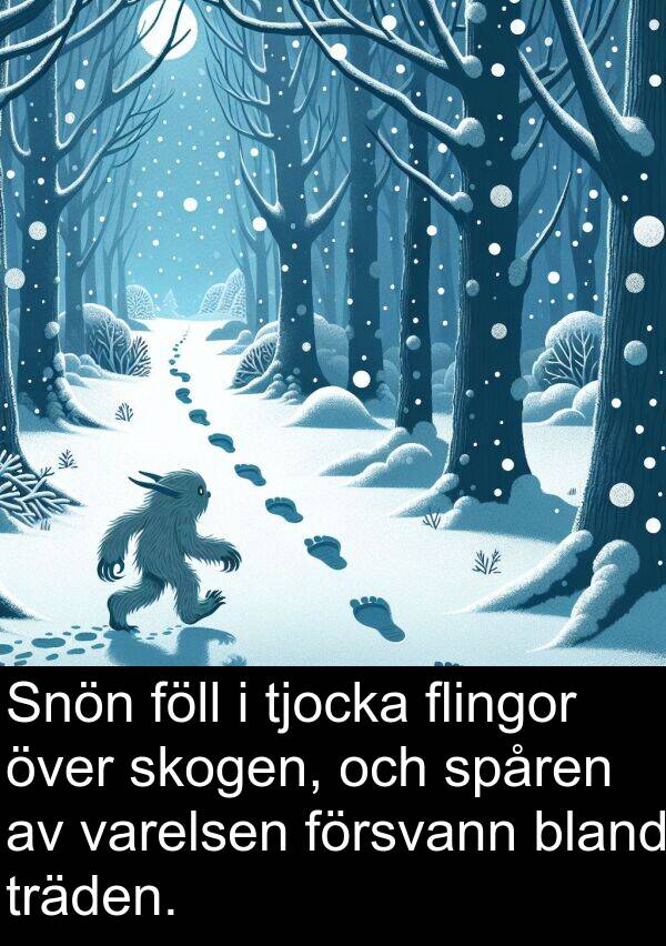försvann: Snön föll i tjocka flingor över skogen, och spåren av varelsen försvann bland träden.