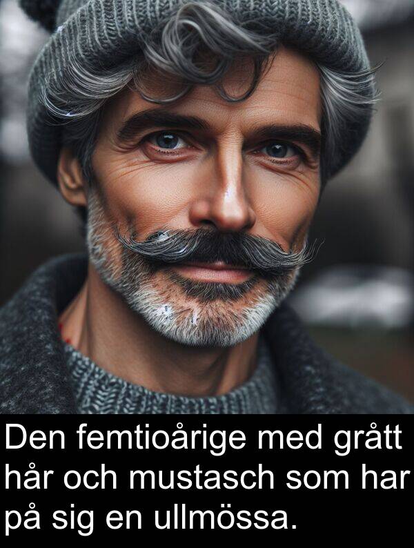 hår: Den femtioårige med grått hår och mustasch som har på sig en ullmössa.