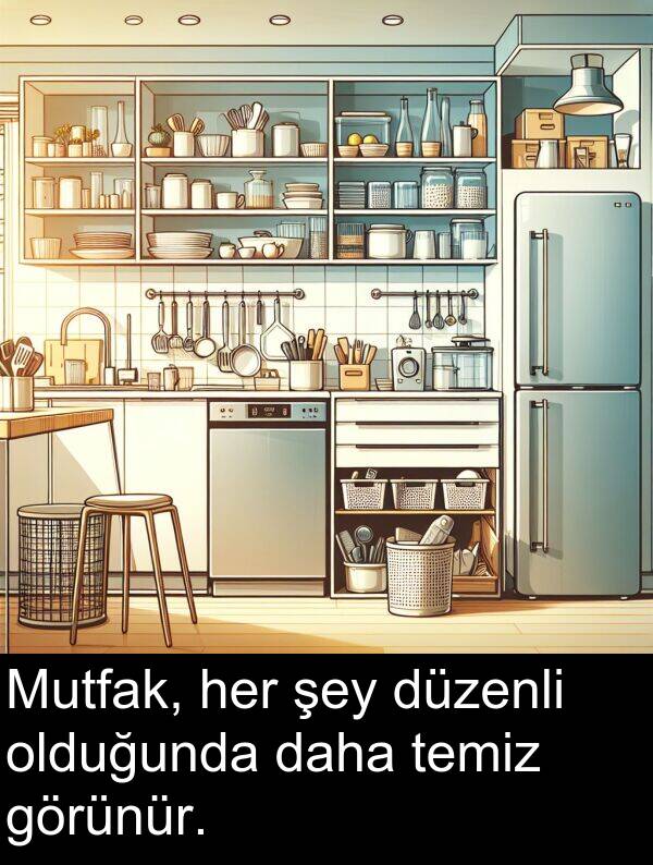 temiz: Mutfak, her şey düzenli olduğunda daha temiz görünür.