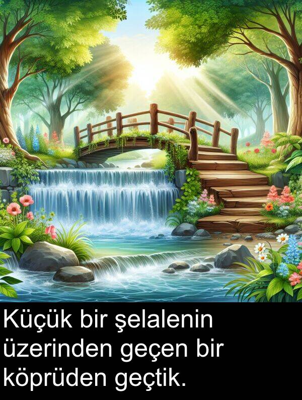 geçen: Küçük bir şelalenin üzerinden geçen bir köprüden geçtik.