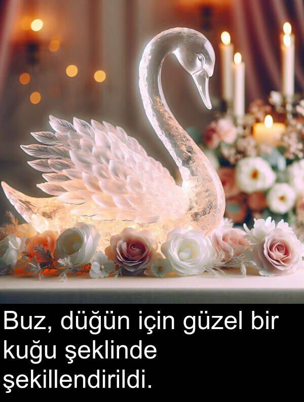 kuğu: Buz, düğün için güzel bir kuğu şeklinde şekillendirildi.