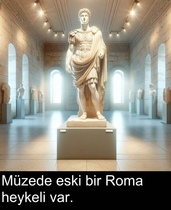 var: Müzede eski bir Roma heykeli var.