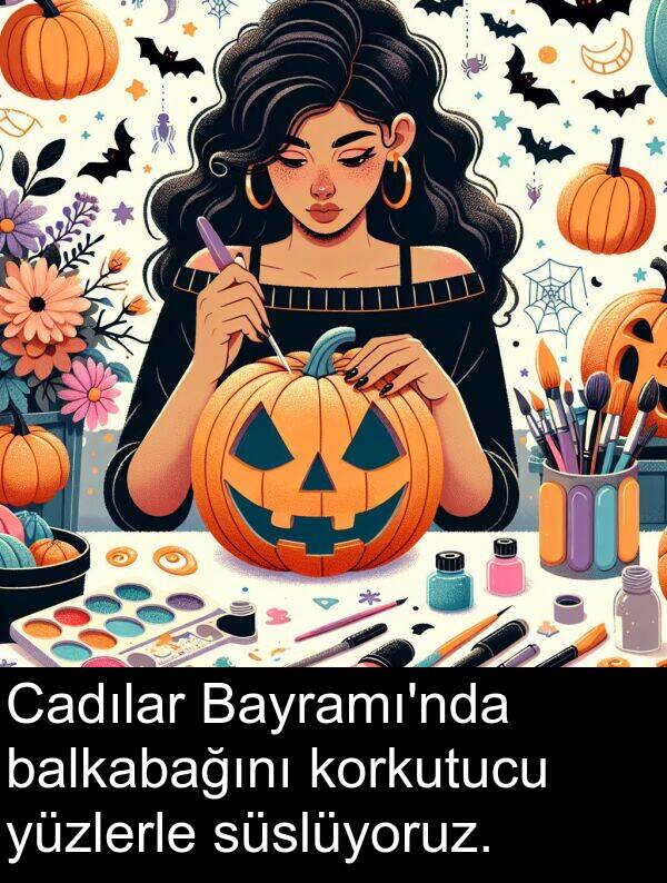 süslüyoruz: Cadılar Bayramı'nda balkabağını korkutucu yüzlerle süslüyoruz.