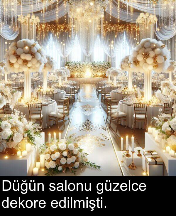 güzelce: Düğün salonu güzelce dekore edilmişti.