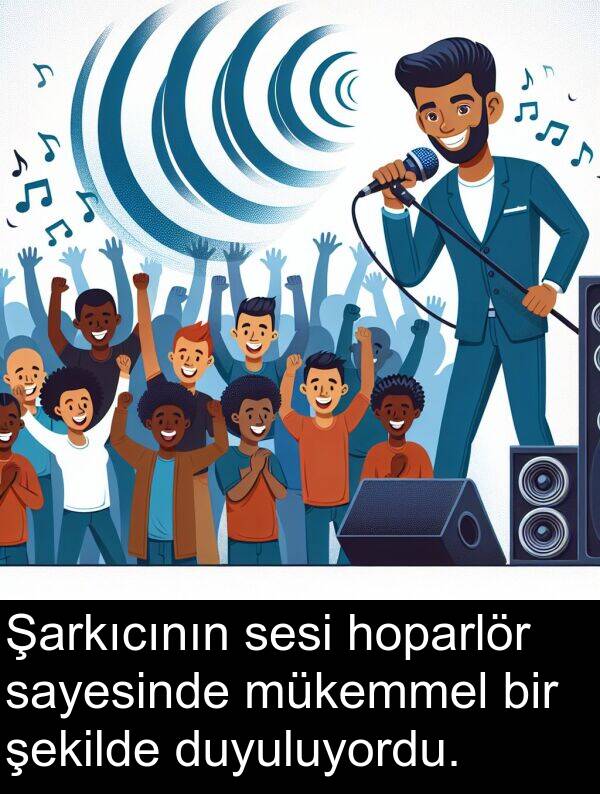 sesi: Şarkıcının sesi hoparlör sayesinde mükemmel bir şekilde duyuluyordu.