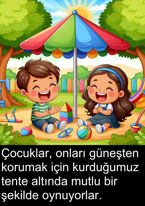 kurduğumuz: Çocuklar, onları güneşten korumak için kurduğumuz tente altında mutlu bir şekilde oynuyorlar.
