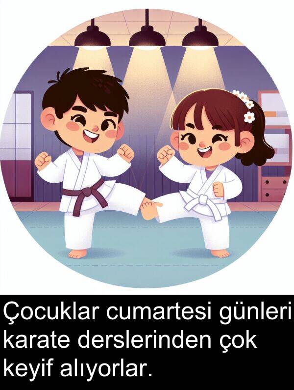 karate: Çocuklar cumartesi günleri karate derslerinden çok keyif alıyorlar.