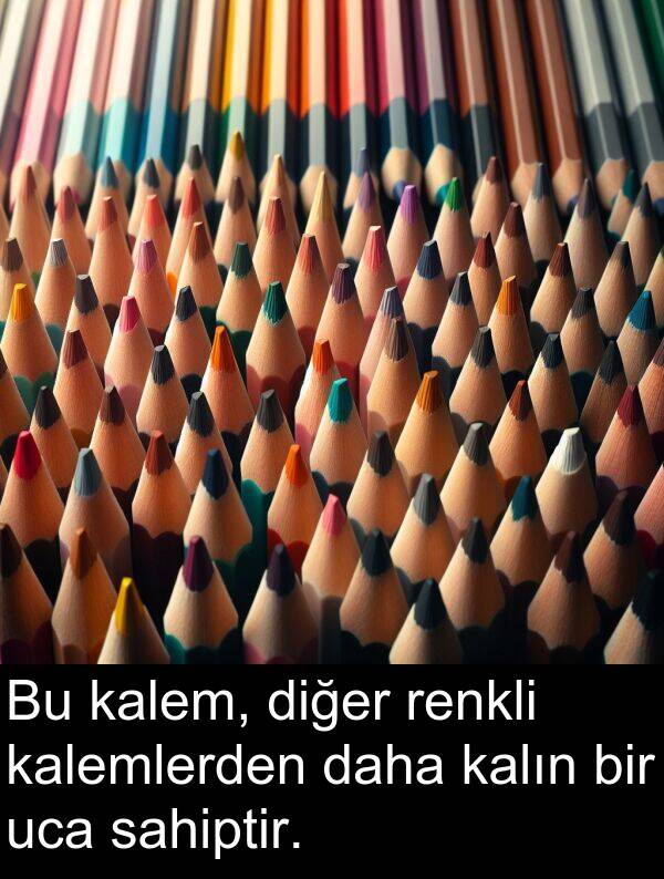 kalemlerden: Bu kalem, diğer renkli kalemlerden daha kalın bir uca sahiptir.