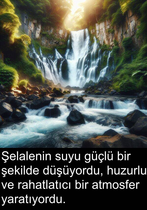 atmosfer: Şelalenin suyu güçlü bir şekilde düşüyordu, huzurlu ve rahatlatıcı bir atmosfer yaratıyordu.